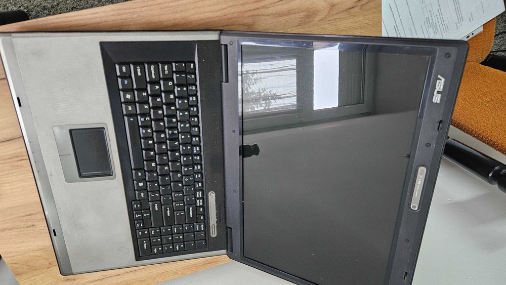 Laptop 17" Asus F7E + zasilacz