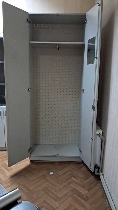 Шкаф двустворчатый для одежды, цвет серый.