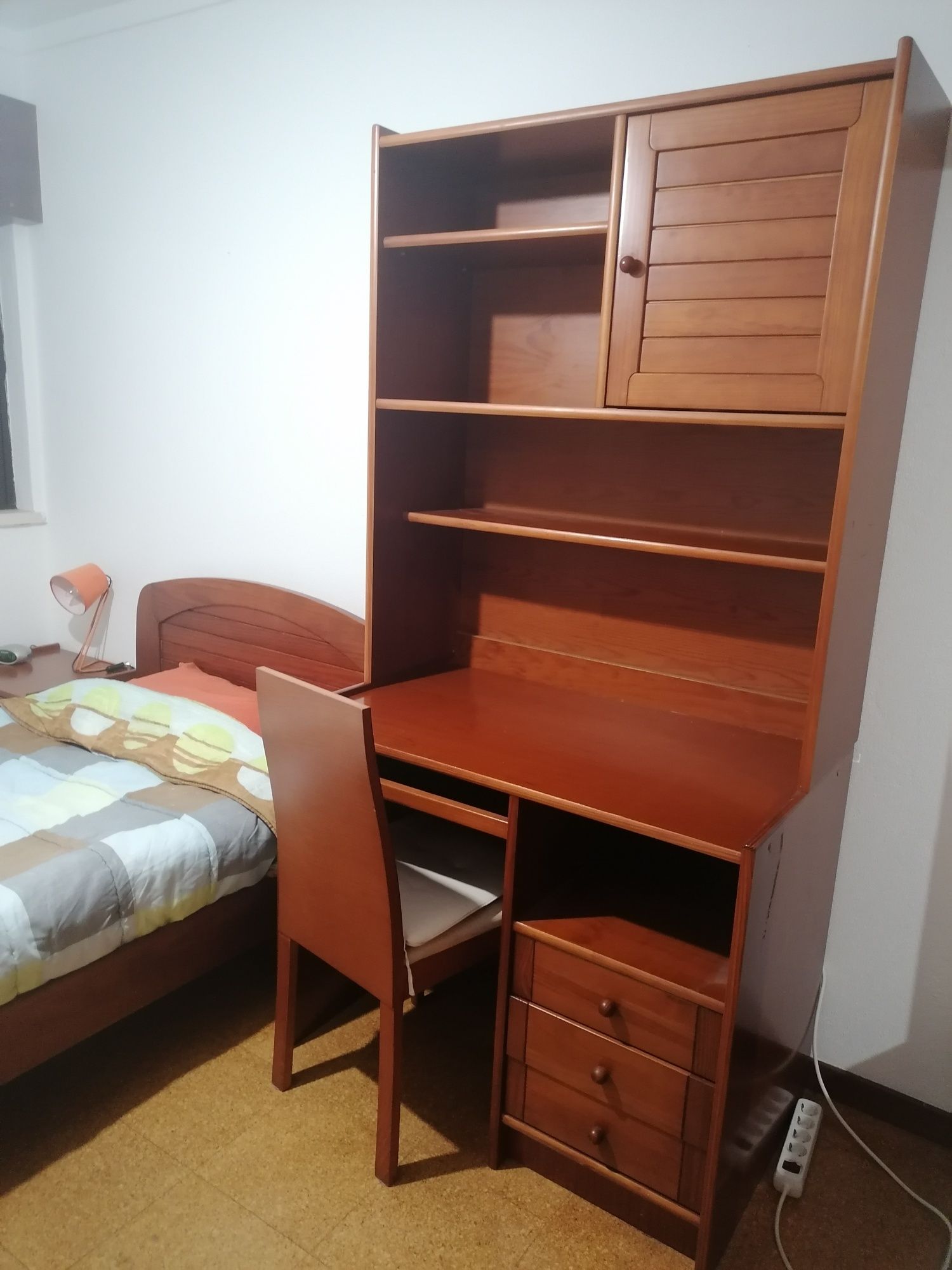 Vendo cama de solteiro e secretária completa