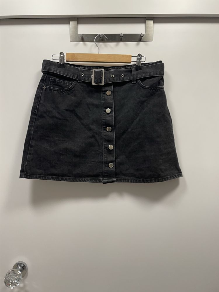 Czarna jeansowa spodnica mini z paskiem