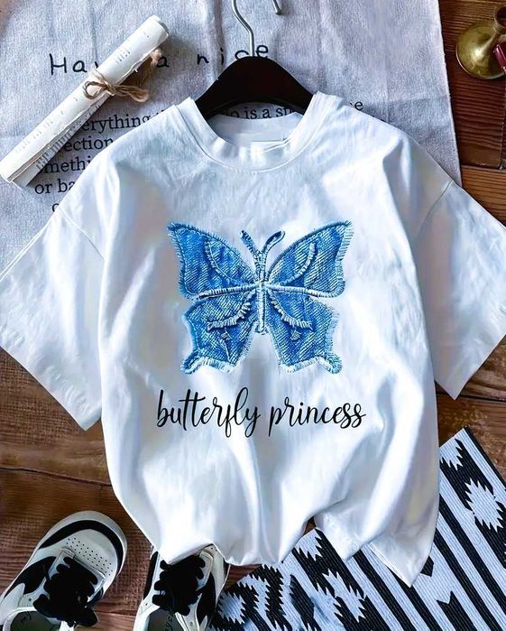Biały t-shirt z jeansowym motylem uni