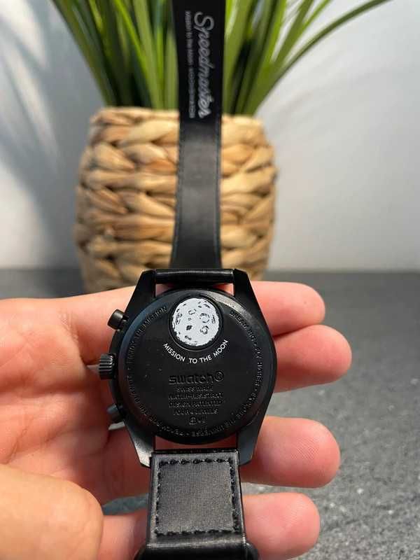 Omega x Swatch Snoopy SO33B700 – Nocna Przygoda na Księżycu
