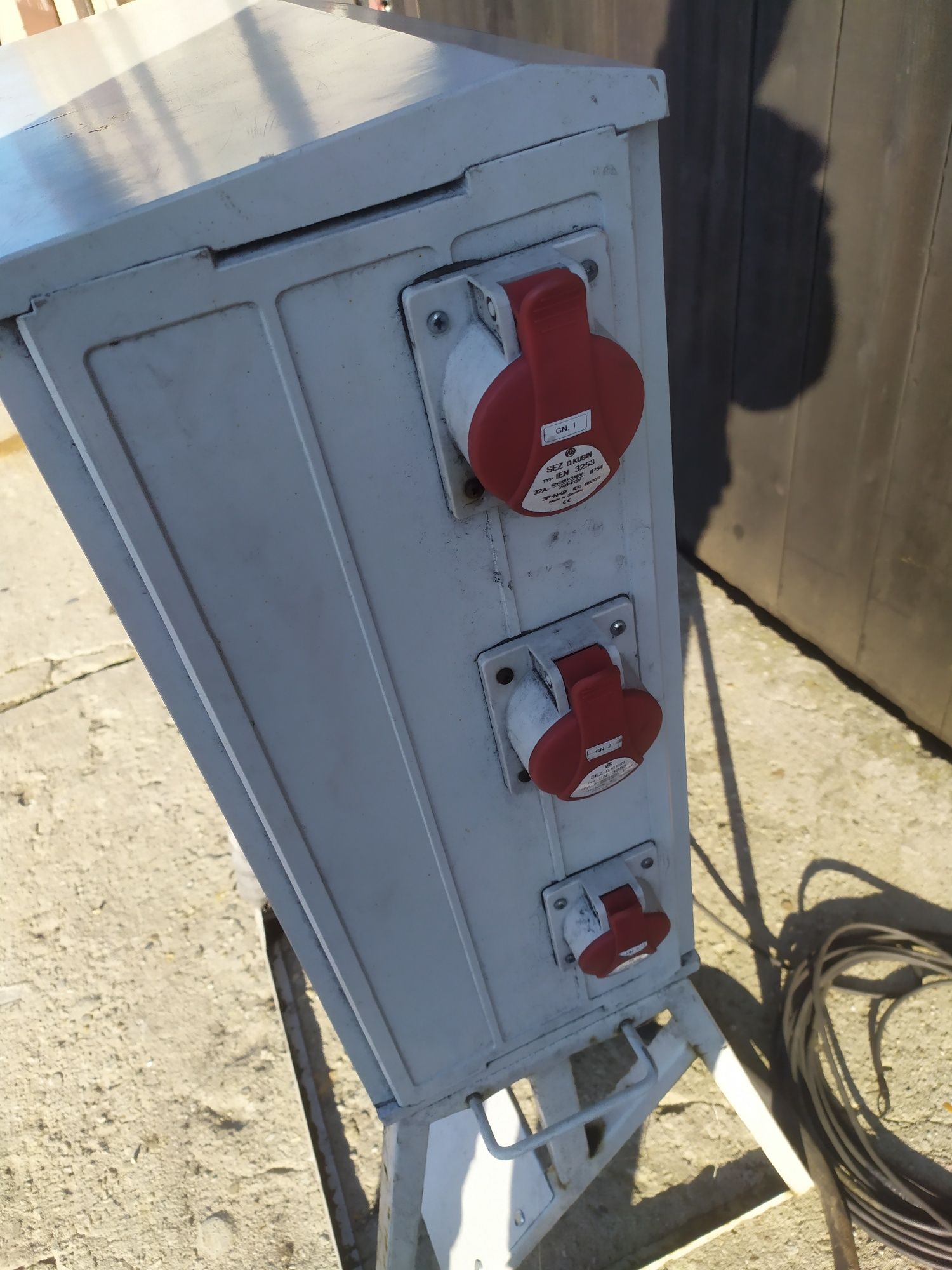 Skrzynka elektryczna na budowę rozdzielcza