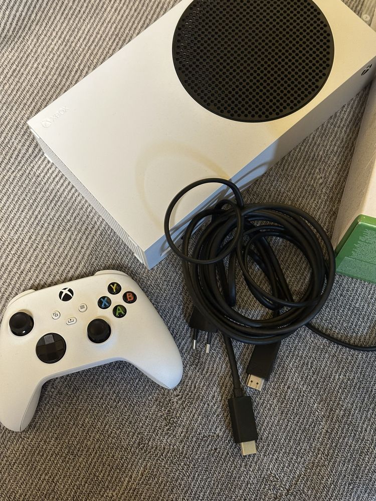 Игровая консоль Xbox,новая,на гарантии