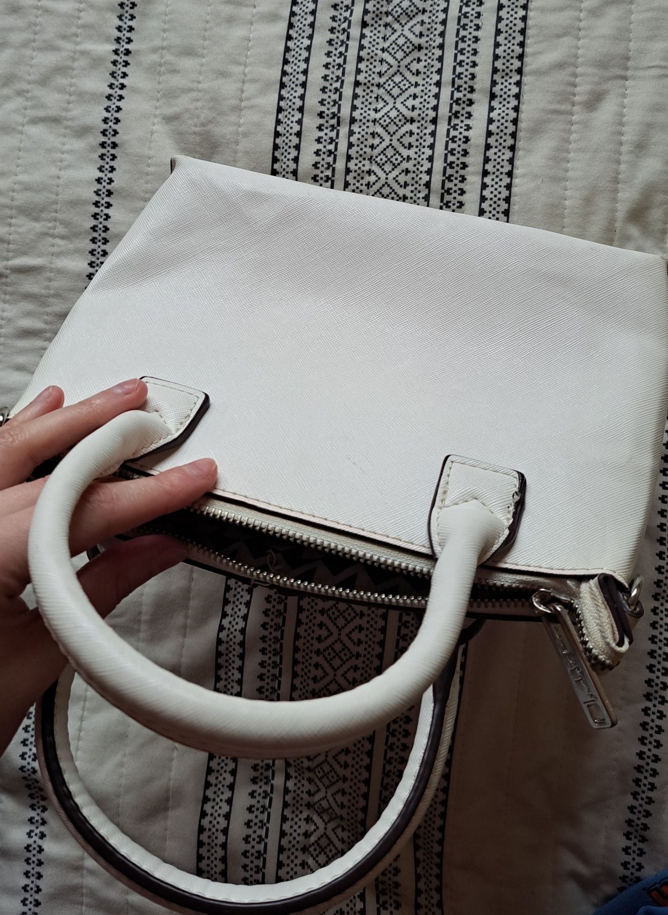 Стильна біла сумочка