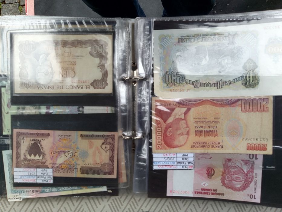 Diversas moedas e notas