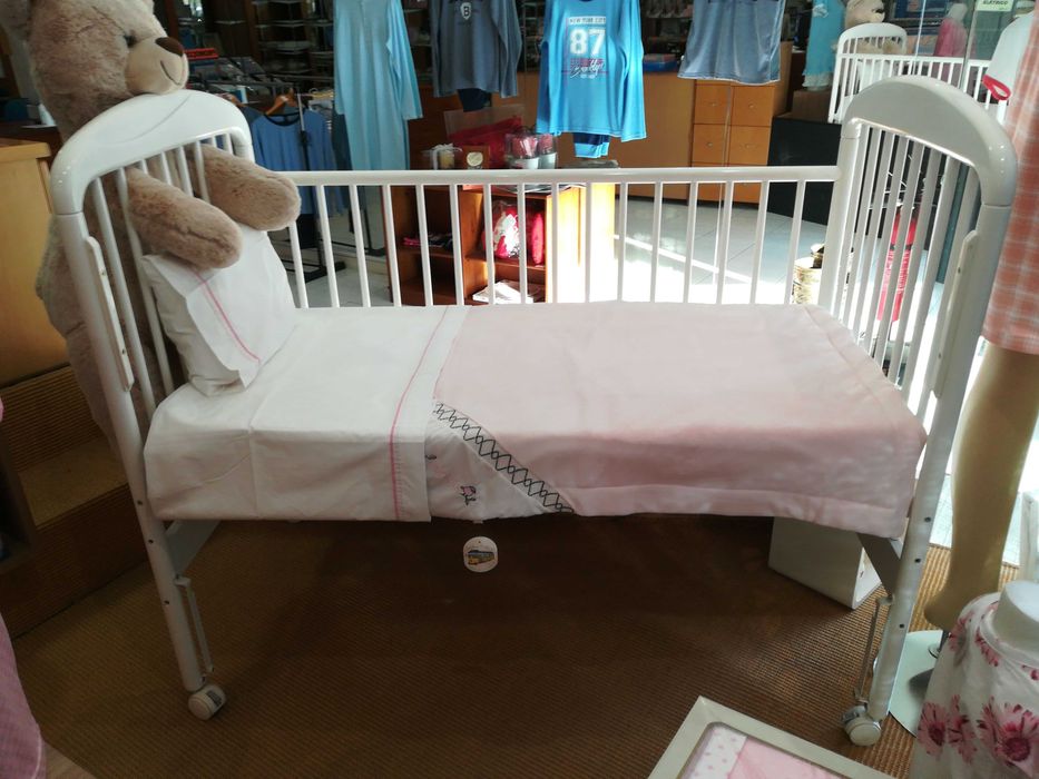 Carma de bebé da marca Trama, lacada a branco