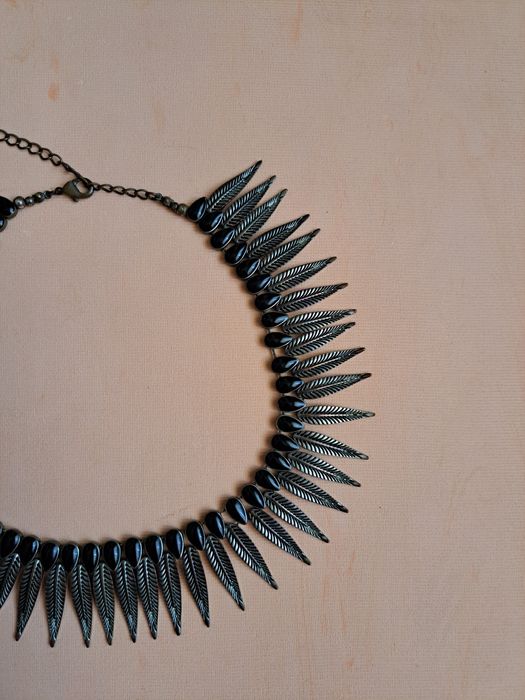 Colar Elegante com Detalhes Folheados e Contas Pretas