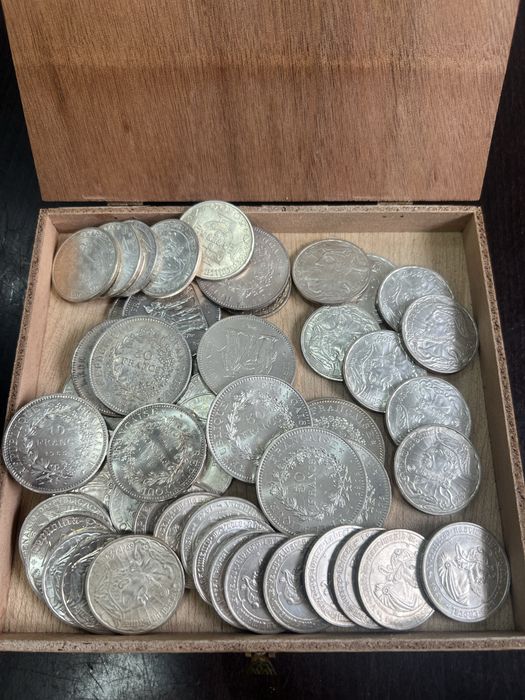 Mais de 1kg de moedas em prata