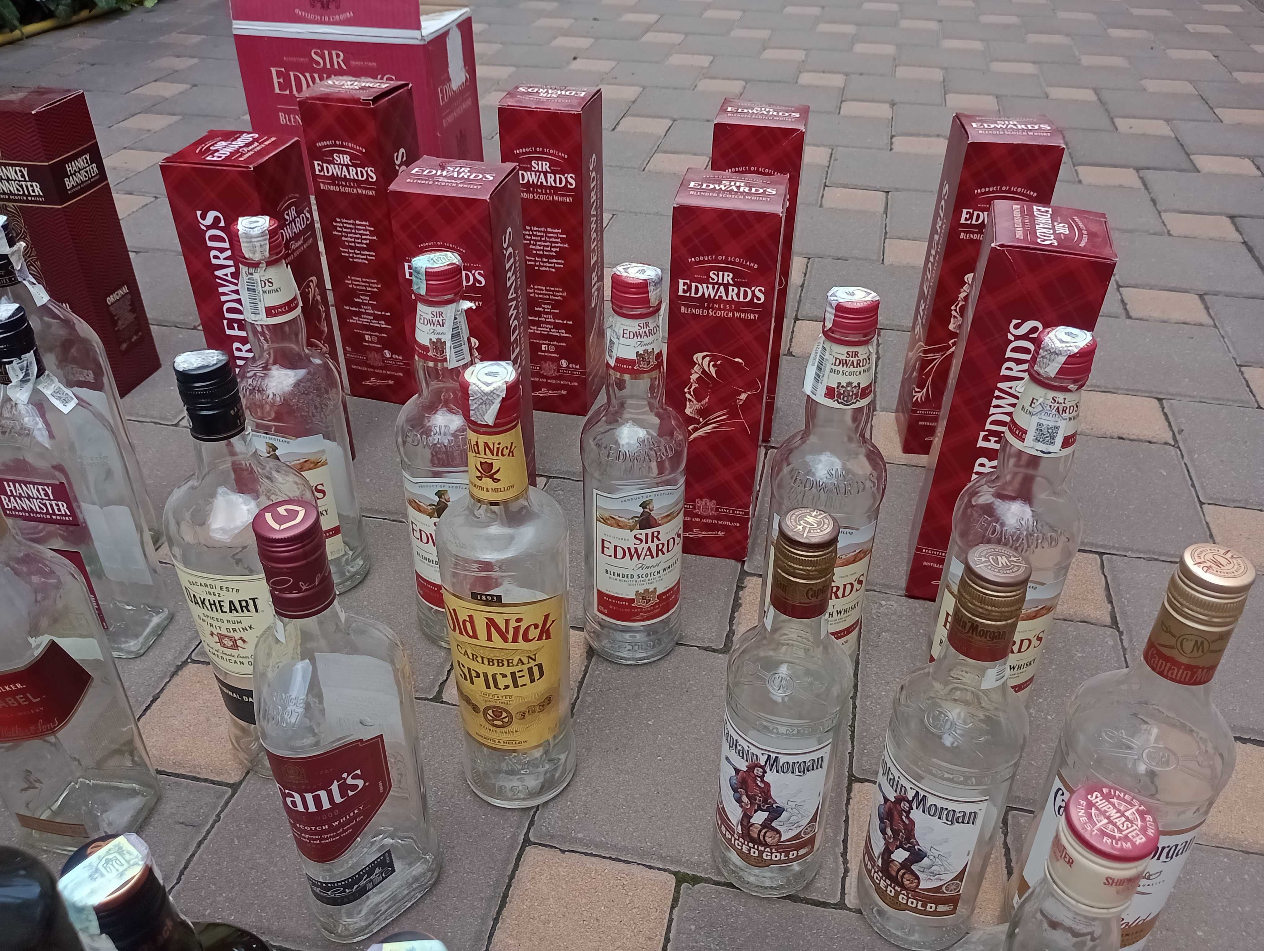 Пустые бутылки, корбки из-под виски, рома и т.д