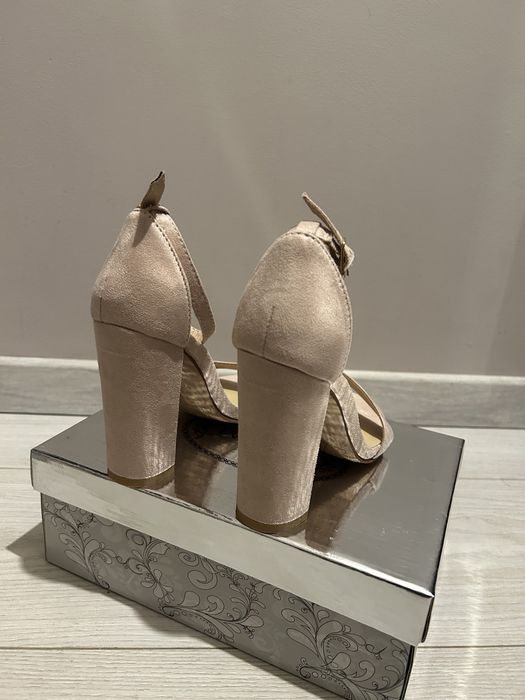 Buty na obcasie r 40 dl.wkl. 24-24,5 cm nowe