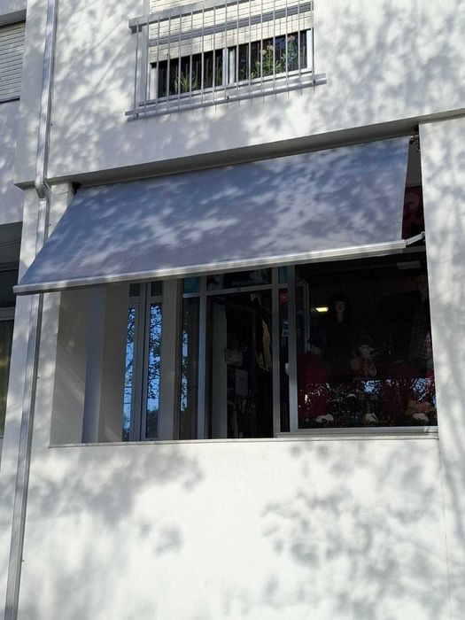 Toldos Retráteis Bem Conservados - Perfeitos para Loja ou Casa