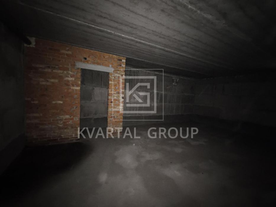 Продаж великого приміщення з окремим входом у заселеному комплексі