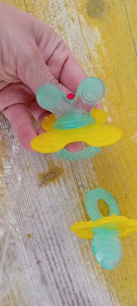 Conjunto babete, mordedores, escova de dentes, termómetro e meias bebé
