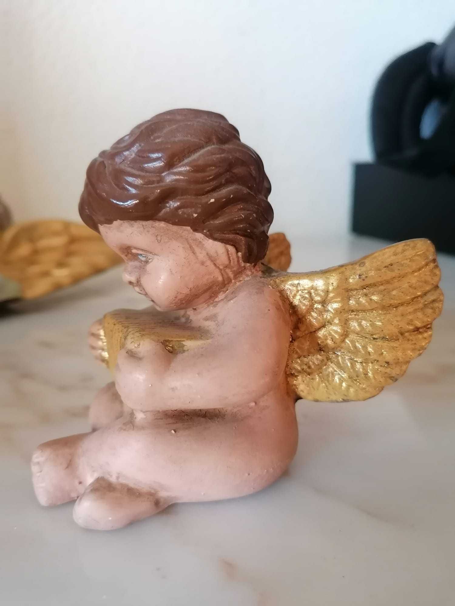 Anjo decorativo pintado à mão com asas a folha de ouro