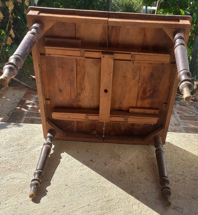 Mesa de jantar de madeira