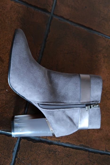 Botas cinzentas novas