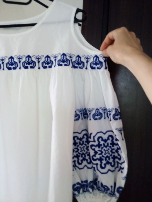 Bluzka w stylu boho haftowana biała odkryte ramiona Reserved. Rozm. 36