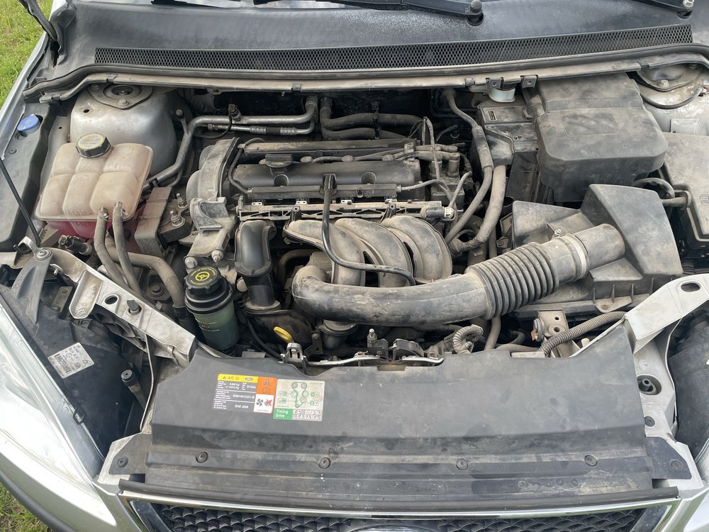 Ford Focus MK2 1.6 benzyna 100KM sedan GHIA
