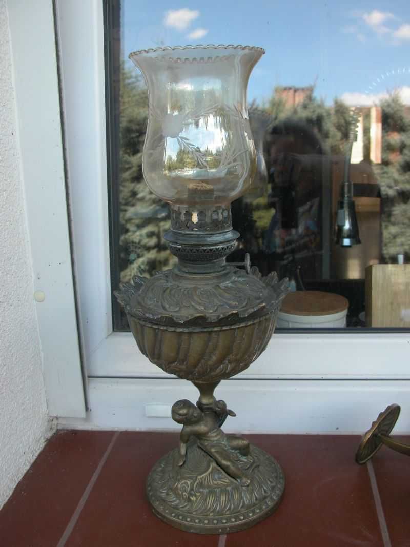 stara mosiężna lampa naftowa