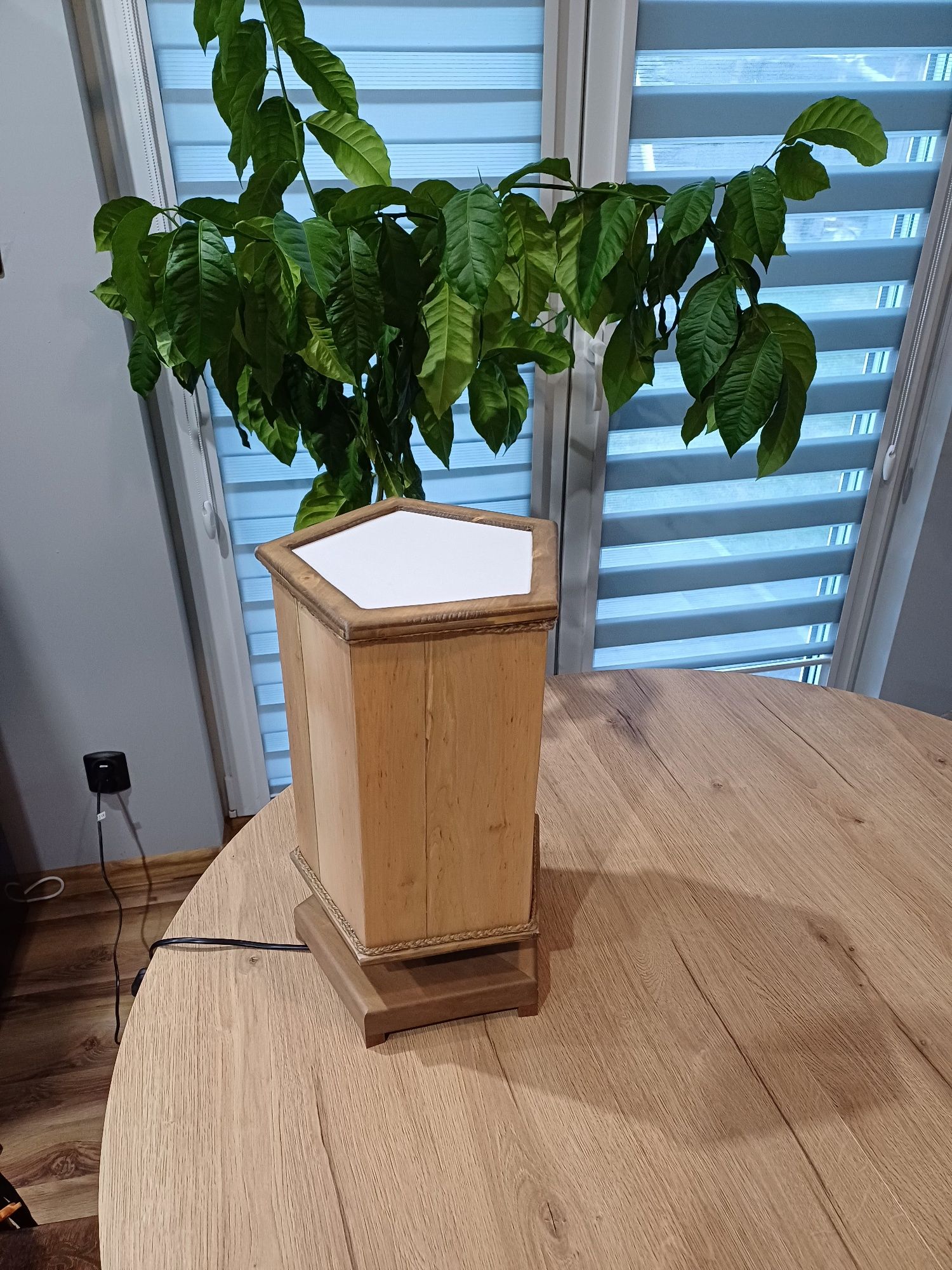 Lampka ażurowa z drewna
