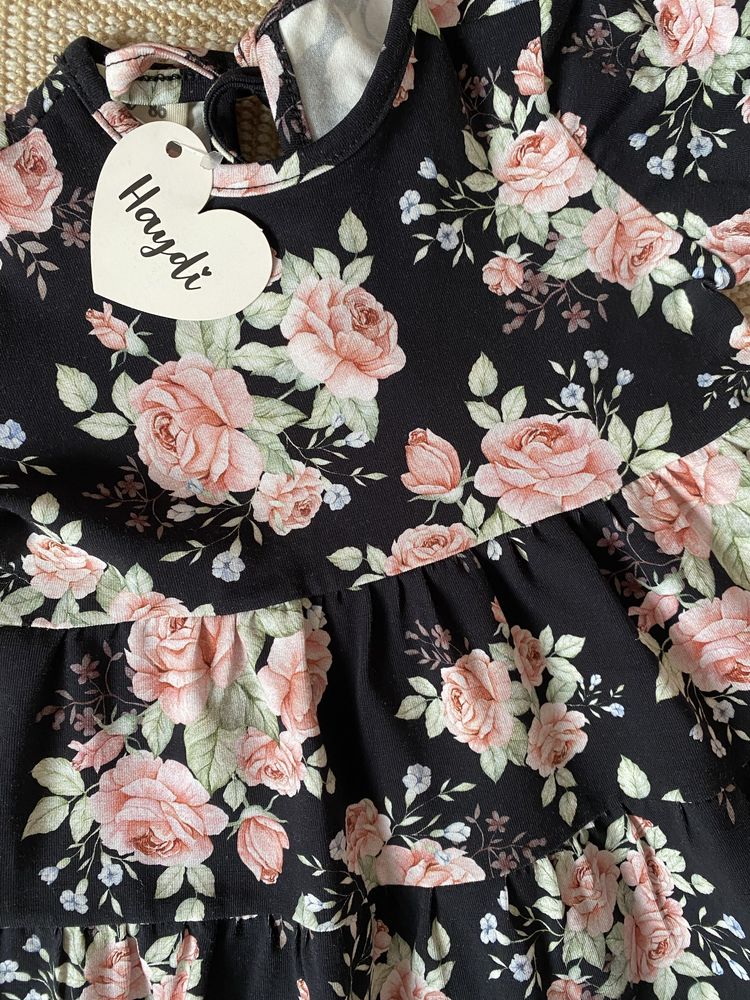 Czarna sukienka z krótkim rękawkiem w kwiaty róże Haydi