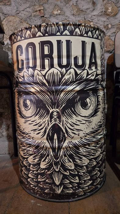 Barril de metal coruja