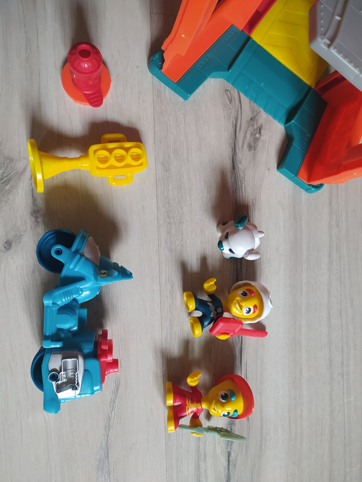 Play doh city remiza strażacka i policjant z motocyklem