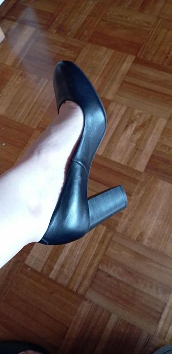 Sapatos pretos de tacão, em couro, tamanho 39