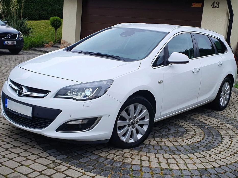 Opel Astra Oryginalny lakier i przebieg, książka, 2 klucze navigacja kamera xenon