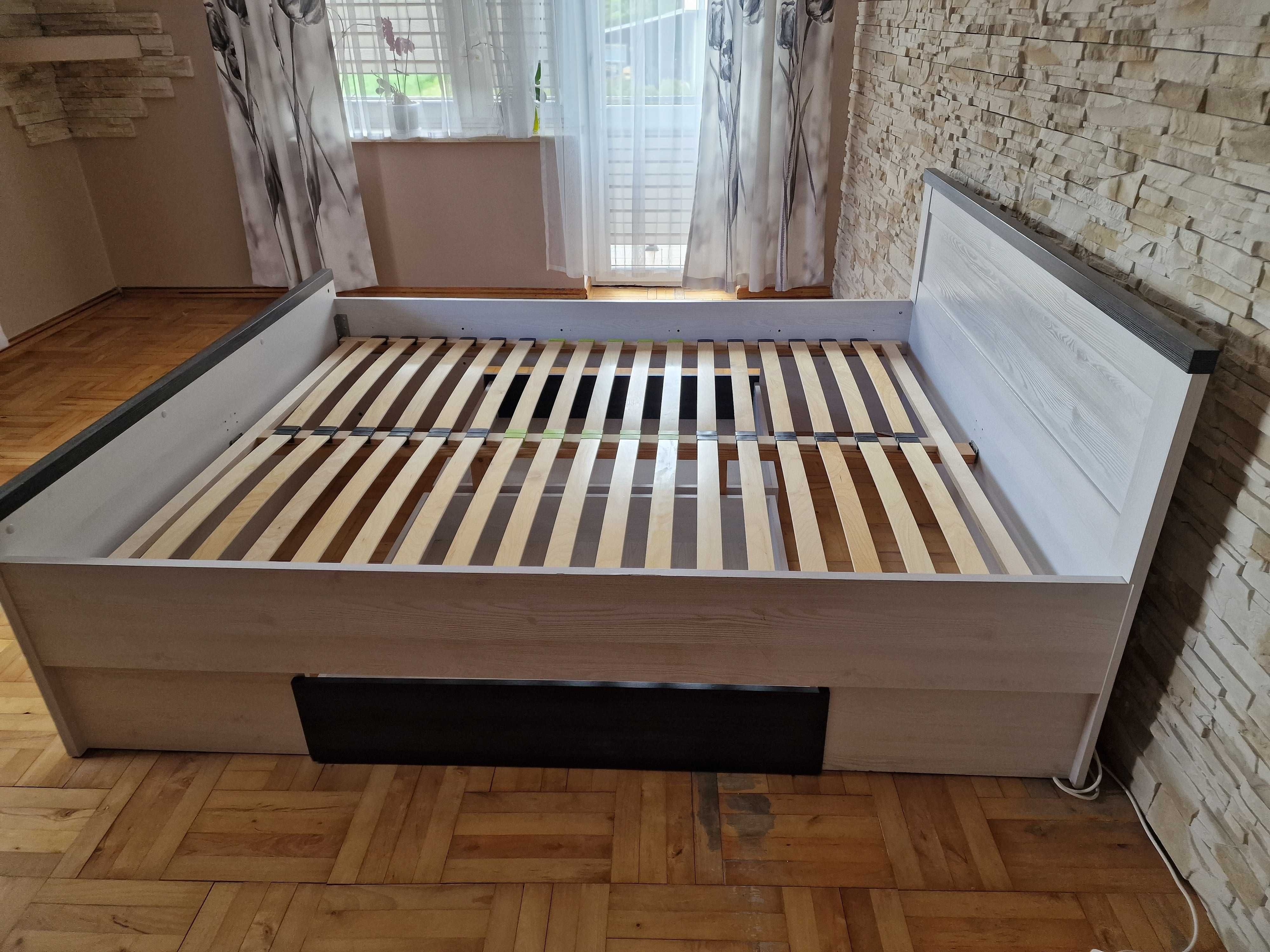 Łóżko ze stelażem