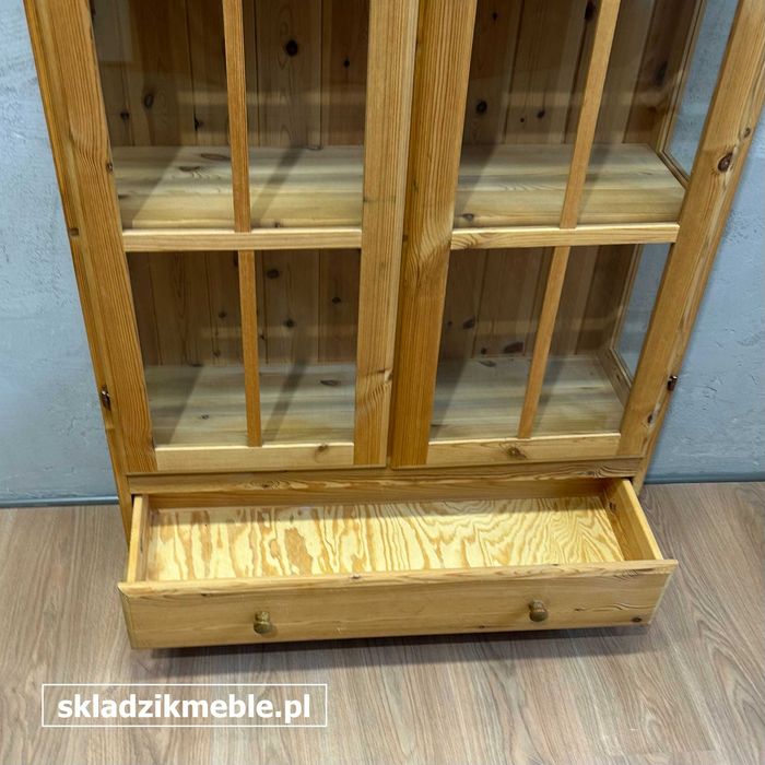 061025 Witryna sosnowa przeszklona, biblioteczka z jedną szufladą.