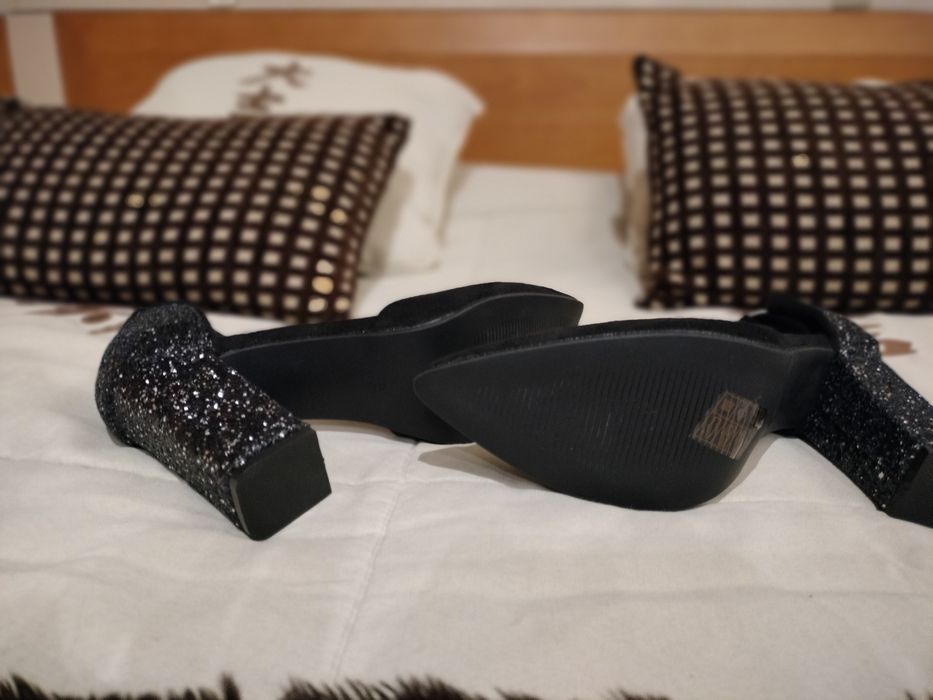 Sapatos pretos tamanho 38