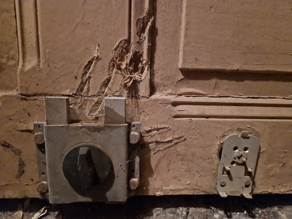 Drewniane kamieniczne skrzydło drzwiowe solidnie zamalowane olejnicą