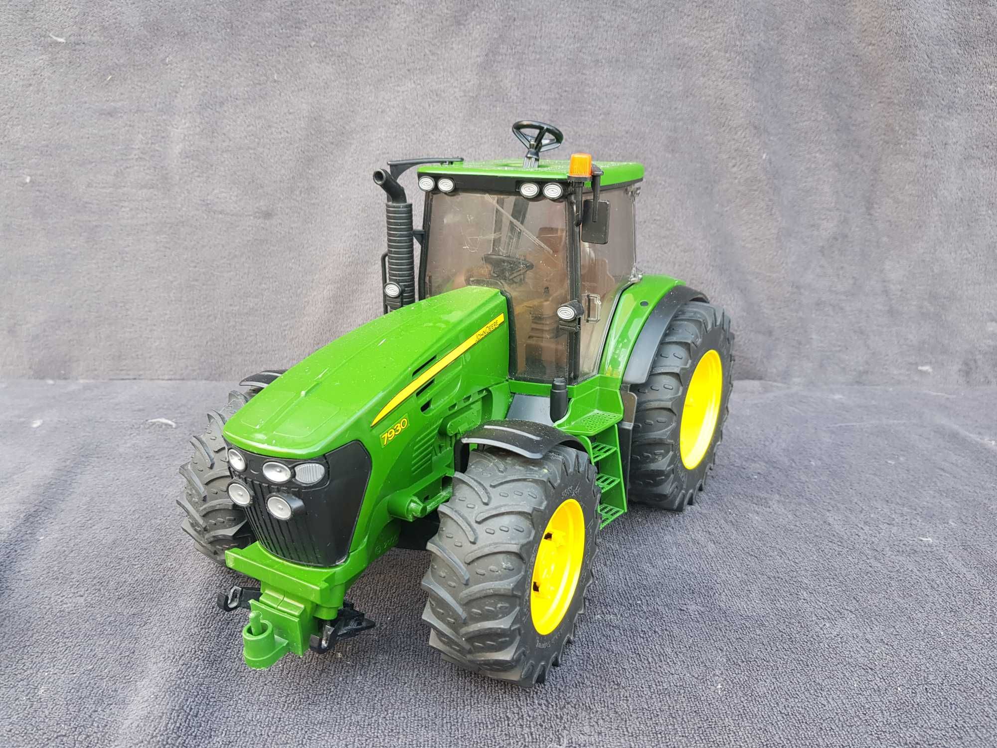 Bruder Traktor John Deere 7930