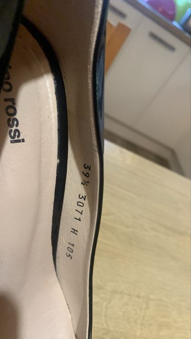 Lakierowane czółenka Gino Rossi