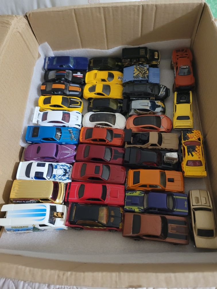 Varias miniaturas HotWheels