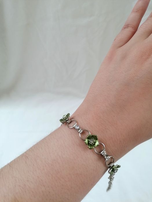 Pulseira Prateada com flores verdes