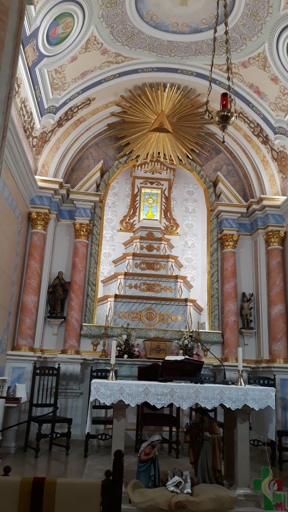 Restauro de arte sacra e mobiliário antigo.