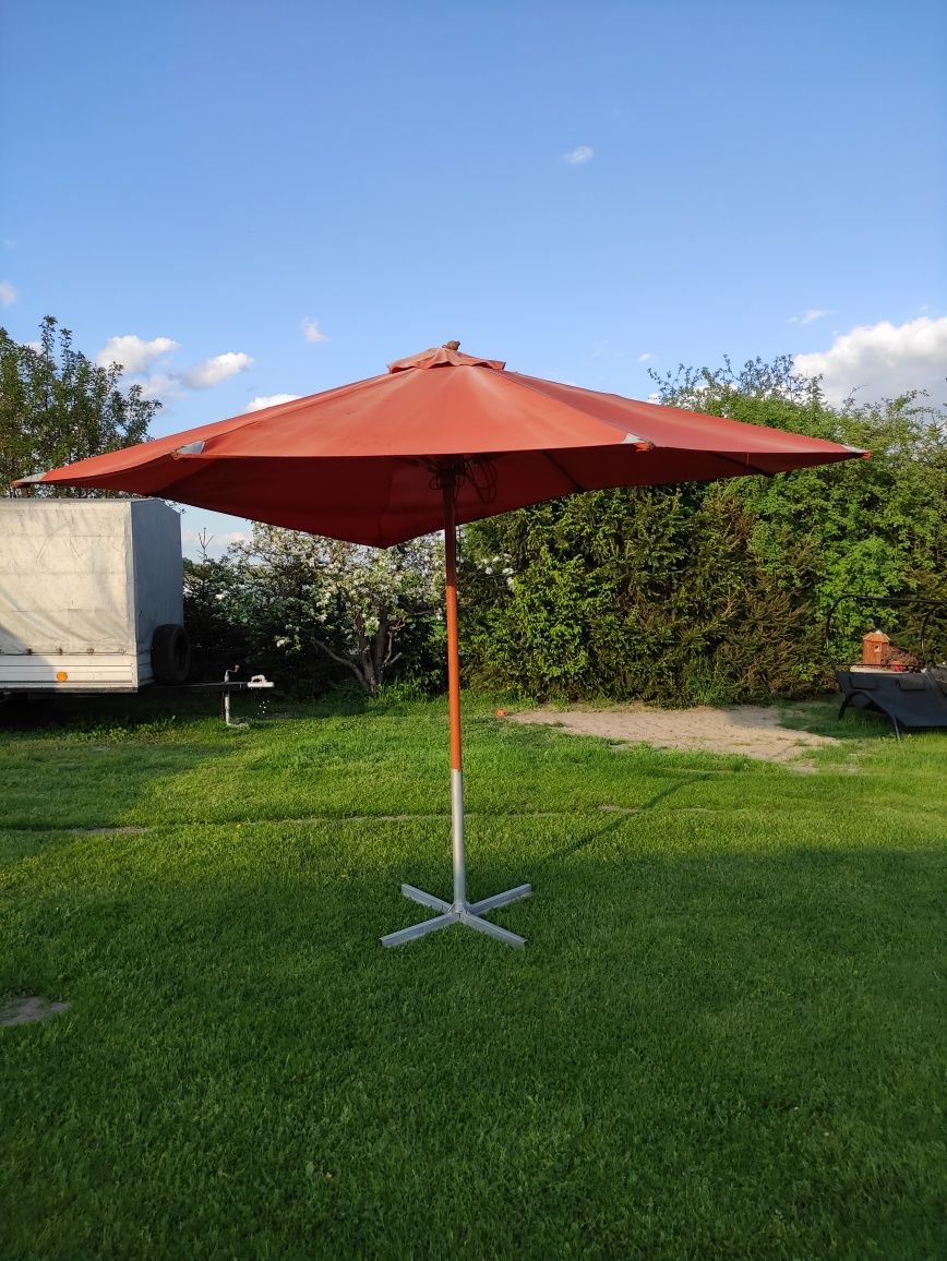 Duży drewniany parasol ogrodowy tarasowy