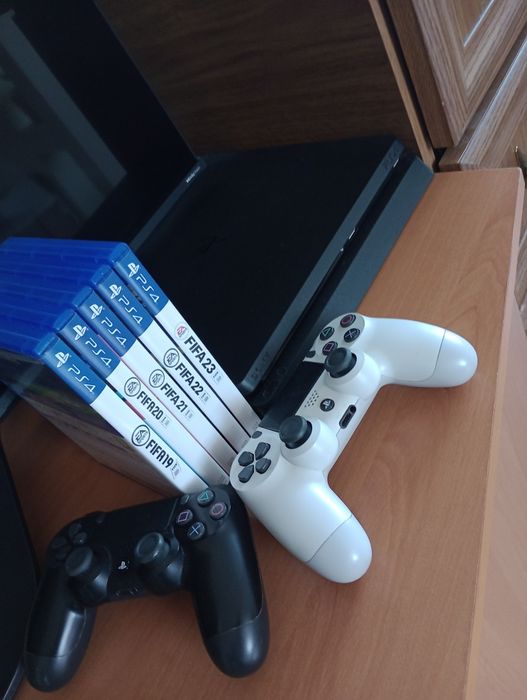 Sony Play Station 4 + 2 pady + FIFA 19, 20, 21, 22, 23 gratis
