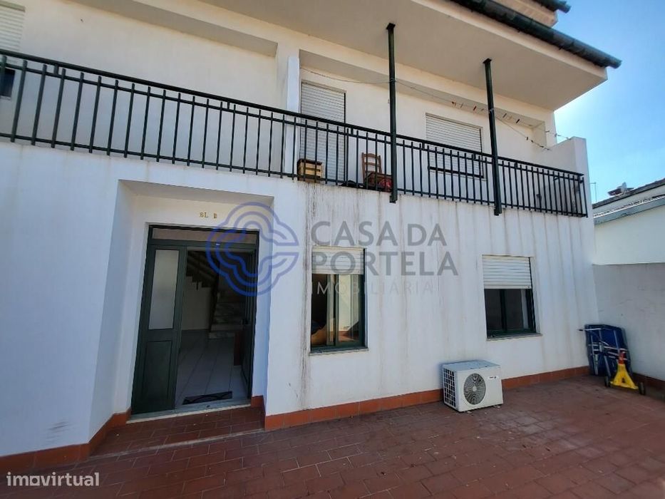 Apartamento T2, num 3º andar com varandas e Ar Condicionado, no centro