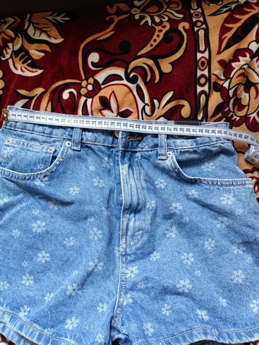 Шорти на літо з квітковим принтом.