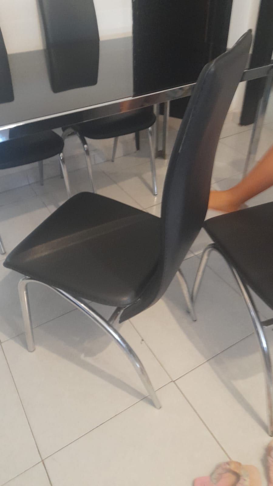 Vende se mesa com 4 cadeiras
