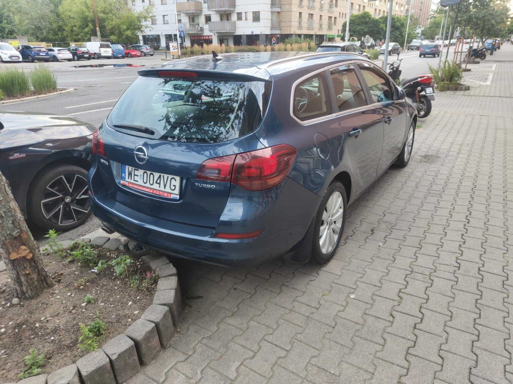Opel Astra J 1.4 TURBO 2011 rok