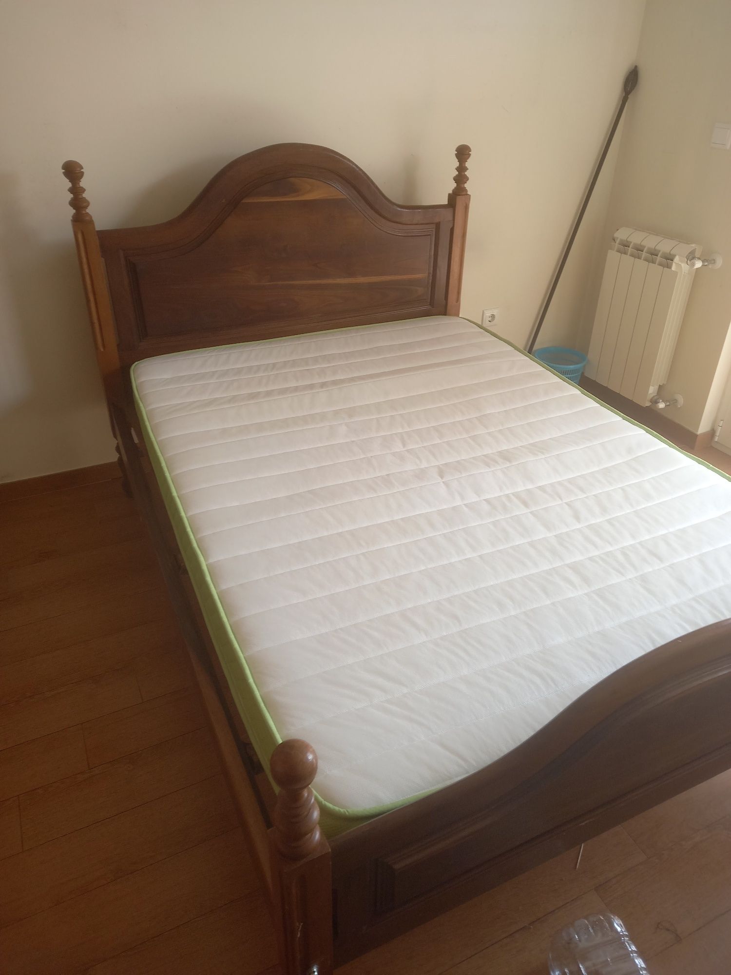 Vendo cama 135x 190 sem colchão