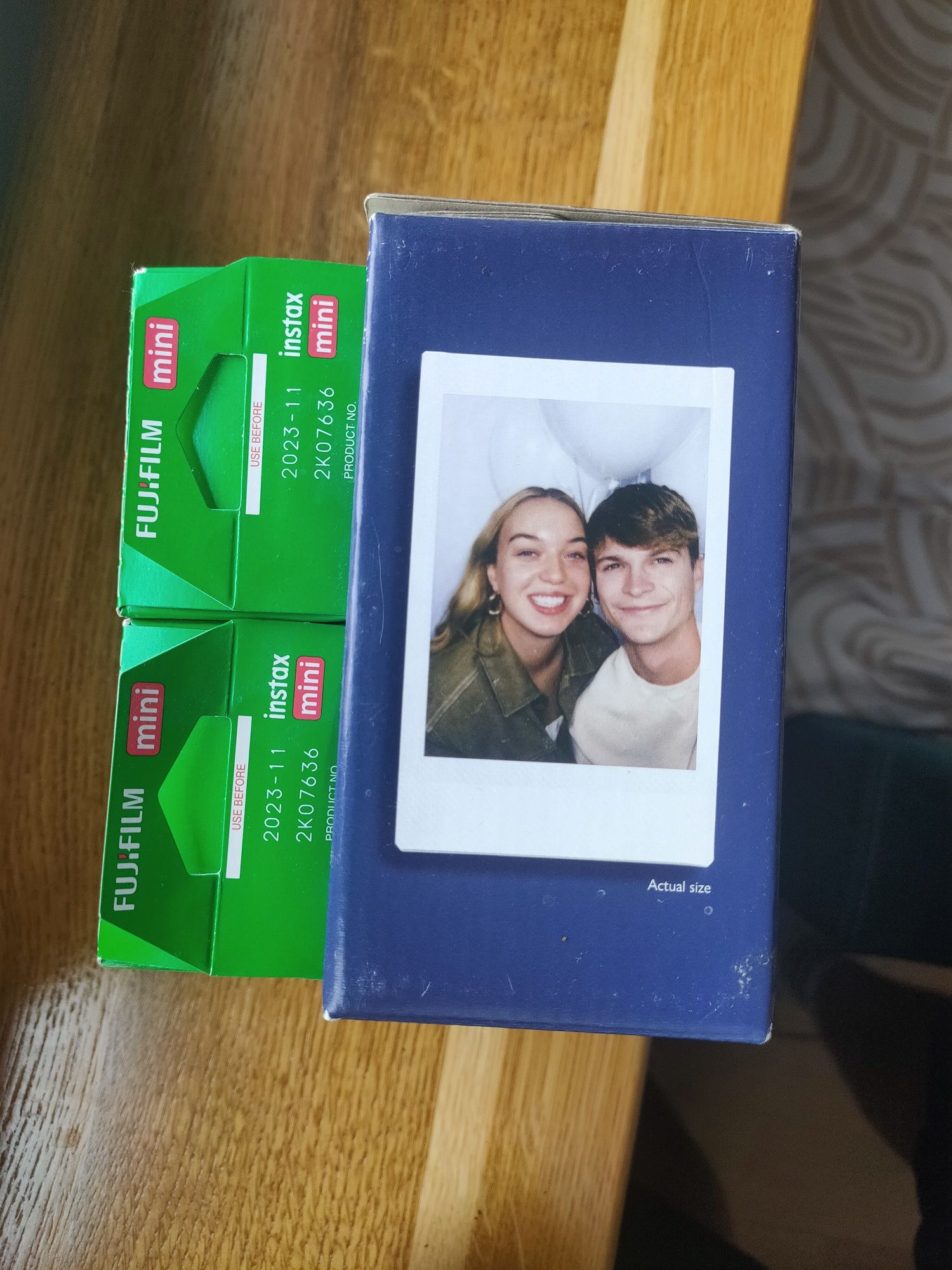 Aparat Instax Mini 11 + dwa zestawy klisz