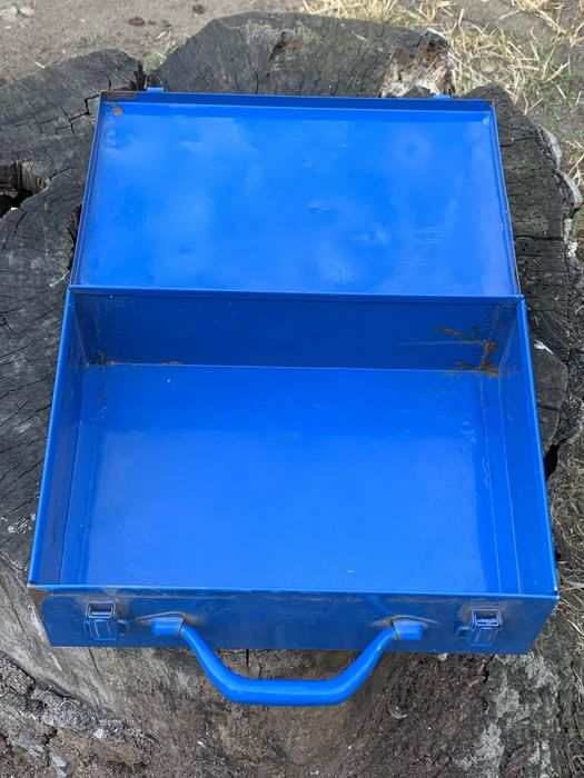 Металлический чемодан из Германии.