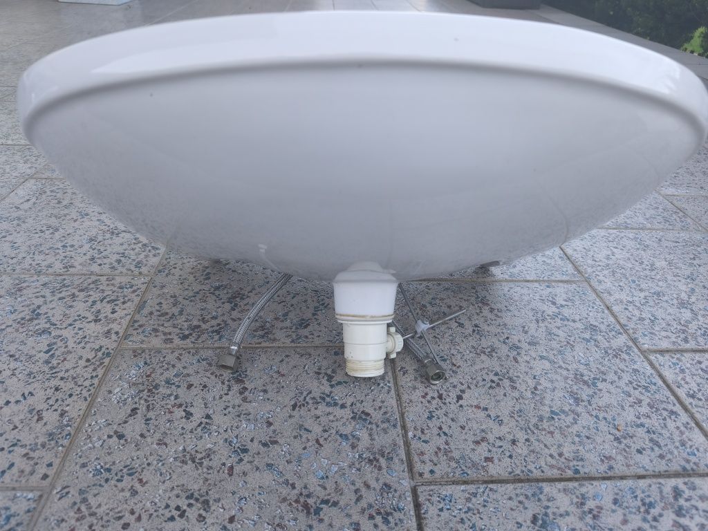 Umywalka z baterią i wężykami