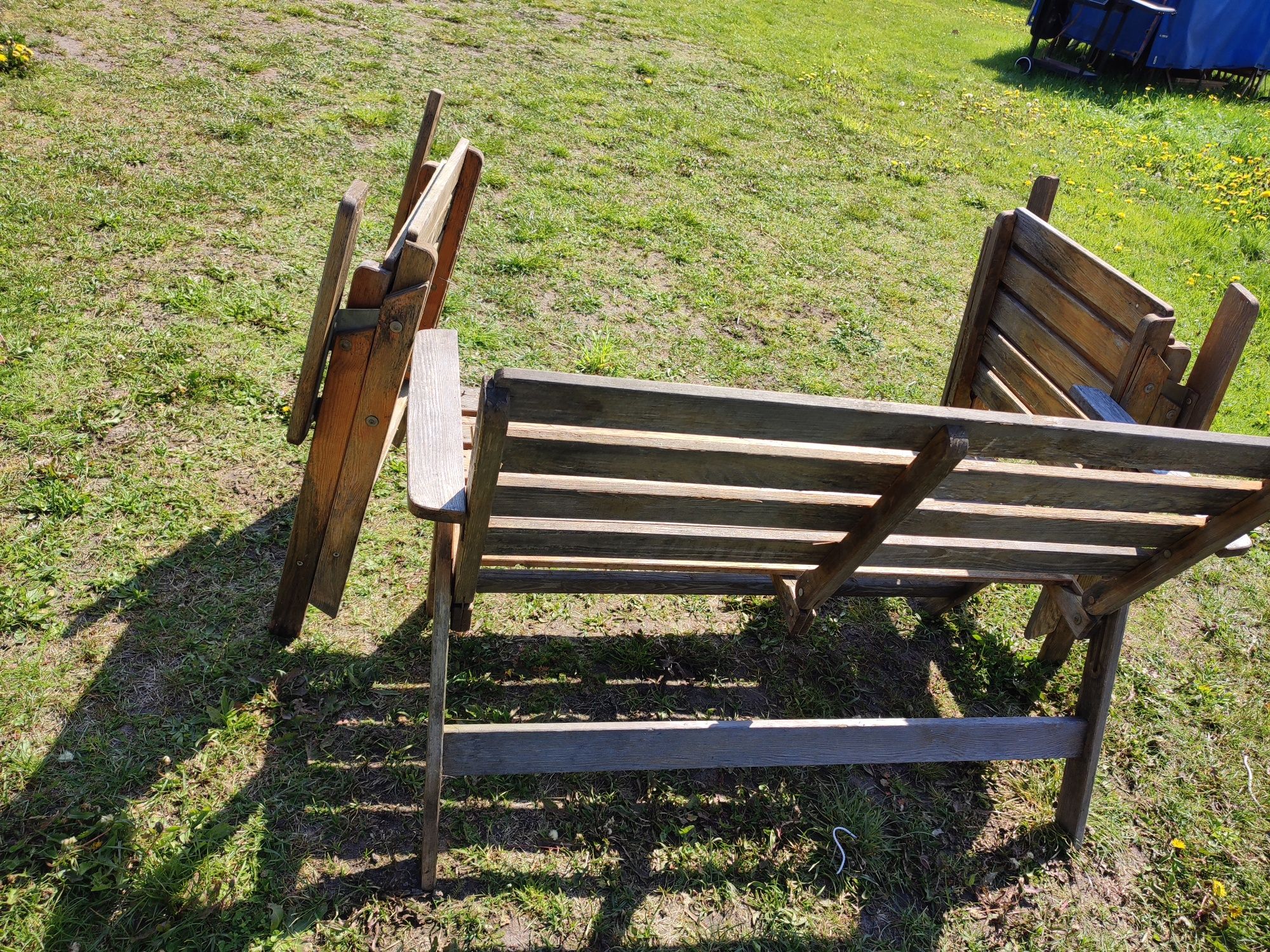 Zestaw dwa składane drewniane krzesła i składana ławeczka
